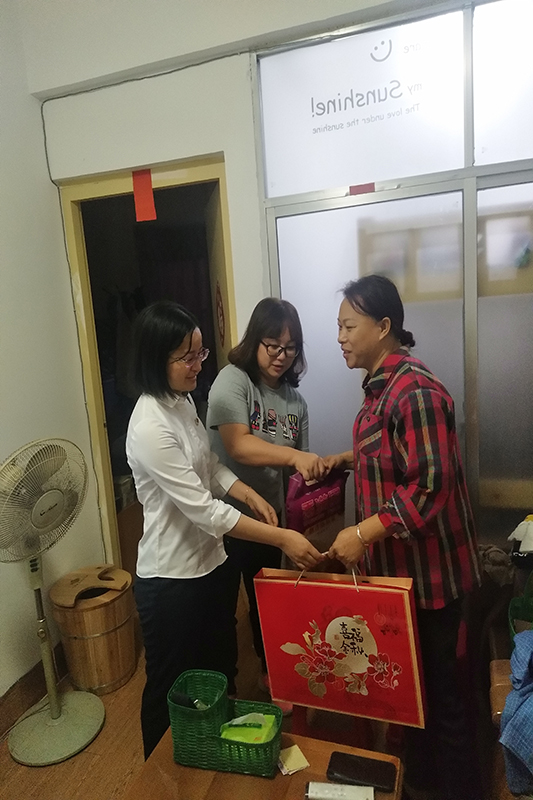 物業(yè)愛心慰問 情暖業(yè)主人心