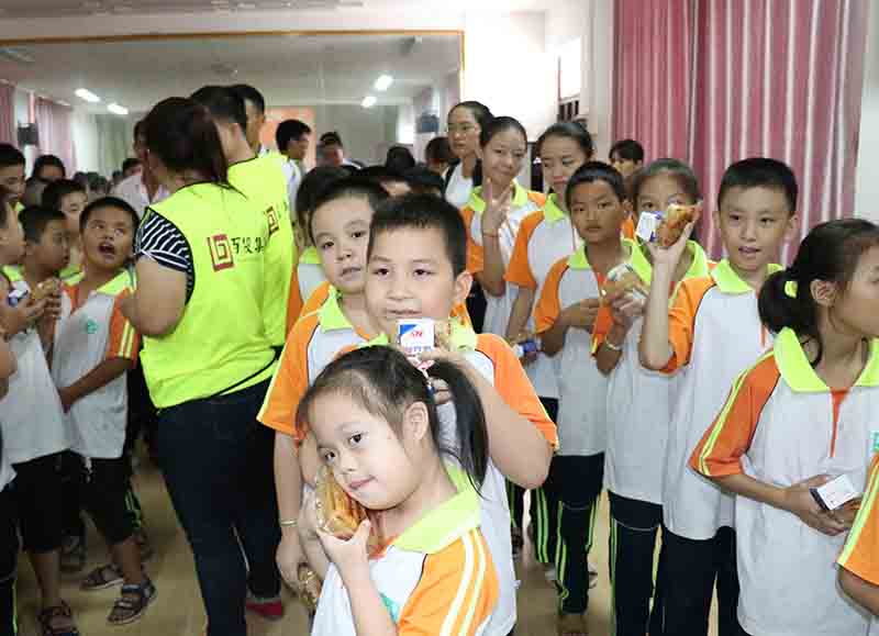 百投團(tuán)委赴田東縣特殊教育學(xué)校開展“手牽手，心連心”慰問活動